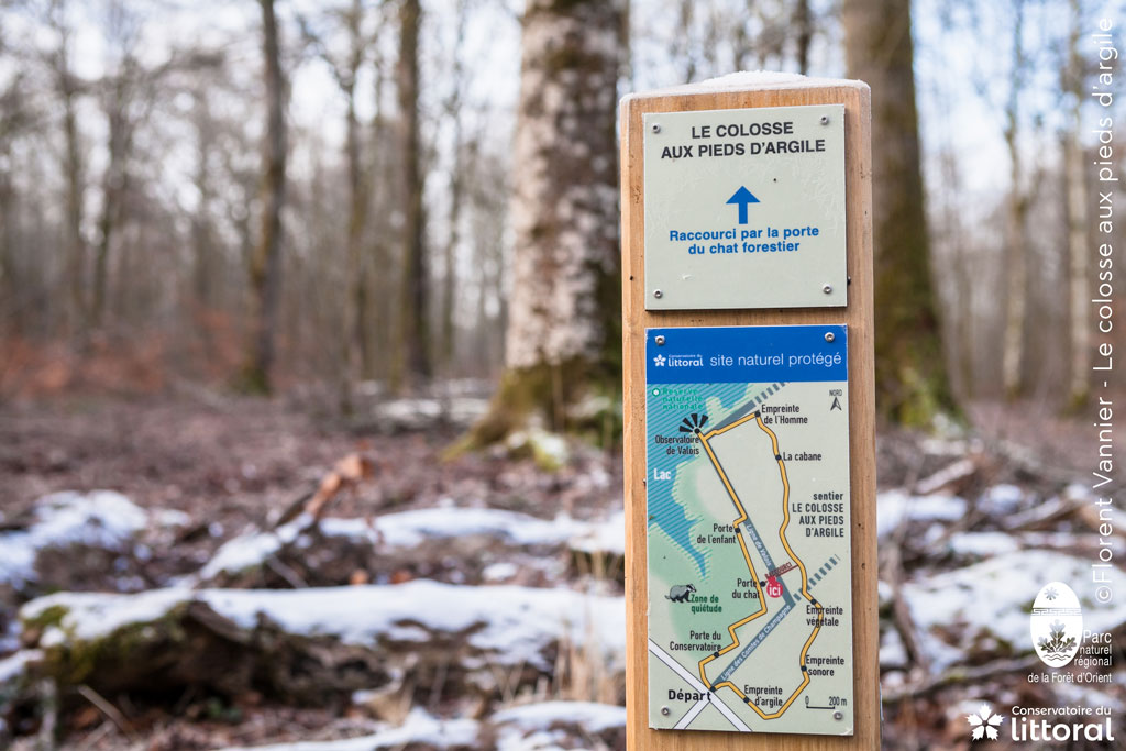 Une signalétique intique un racoursi du senier, par la porte du chat forestier.