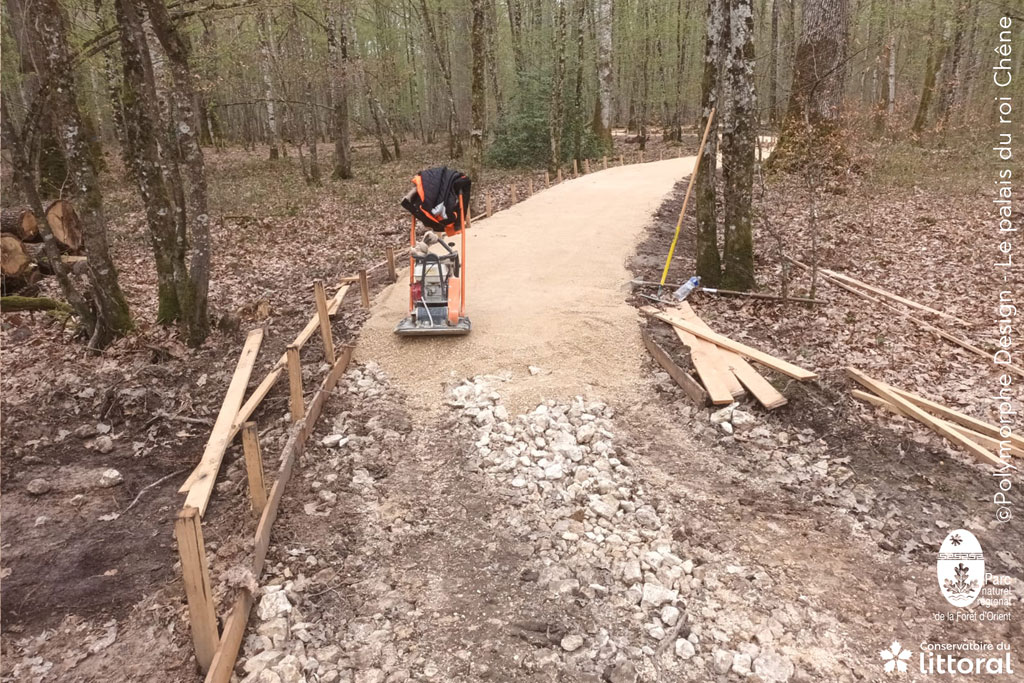 Photo des travaux de mise en ouvre du sentier, avec une emprise minimale sur les sols.